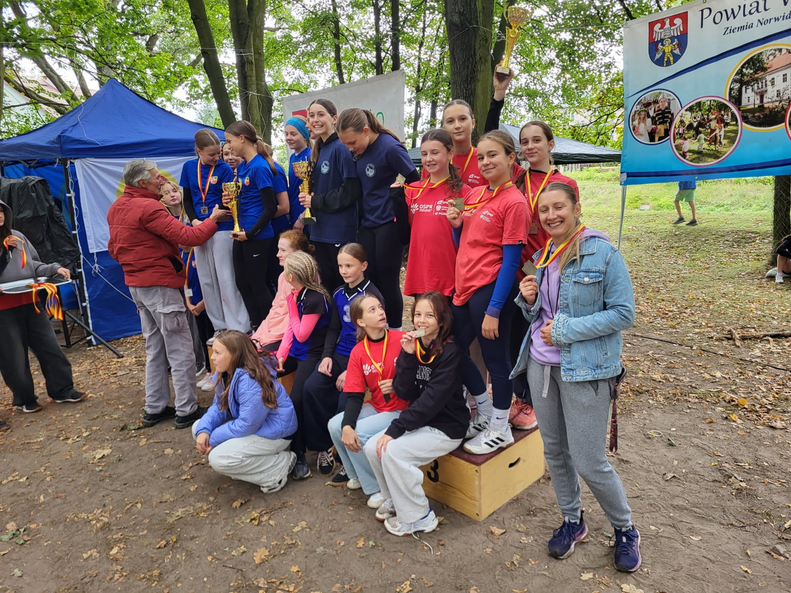 Powiatowe Igrzyska dzieci i młodzieży w sztafetowych biegach przełajowych